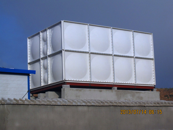 Spray water tank